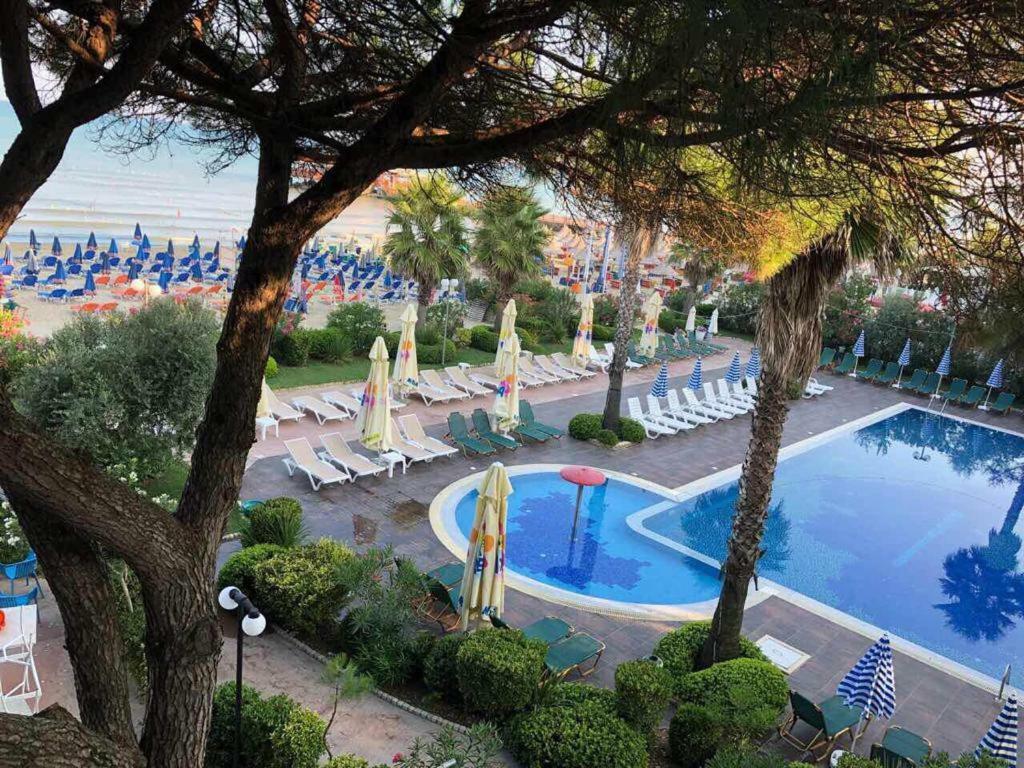 Mali I Robit Beachfront Apartment 골렘 외부 사진