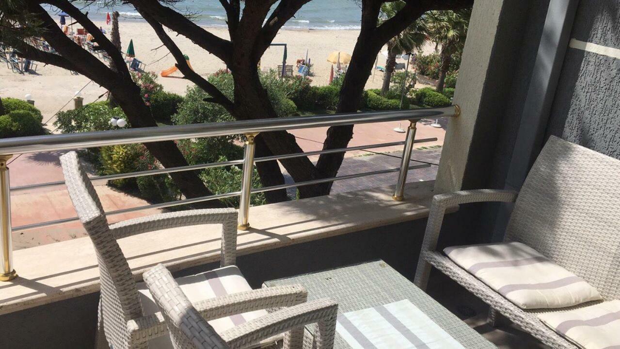 Mali I Robit Beachfront Apartment 골렘 외부 사진