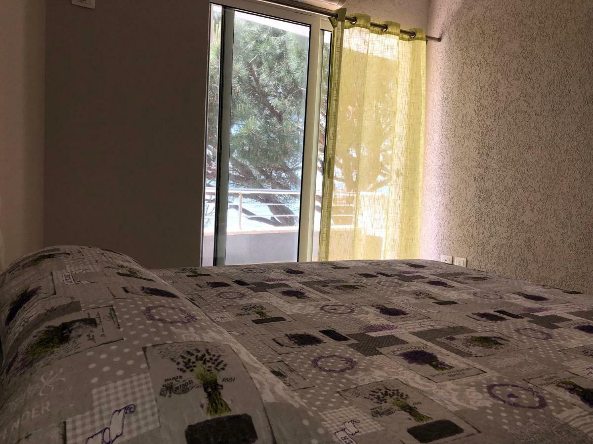 Mali I Robit Beachfront Apartment 골렘 외부 사진