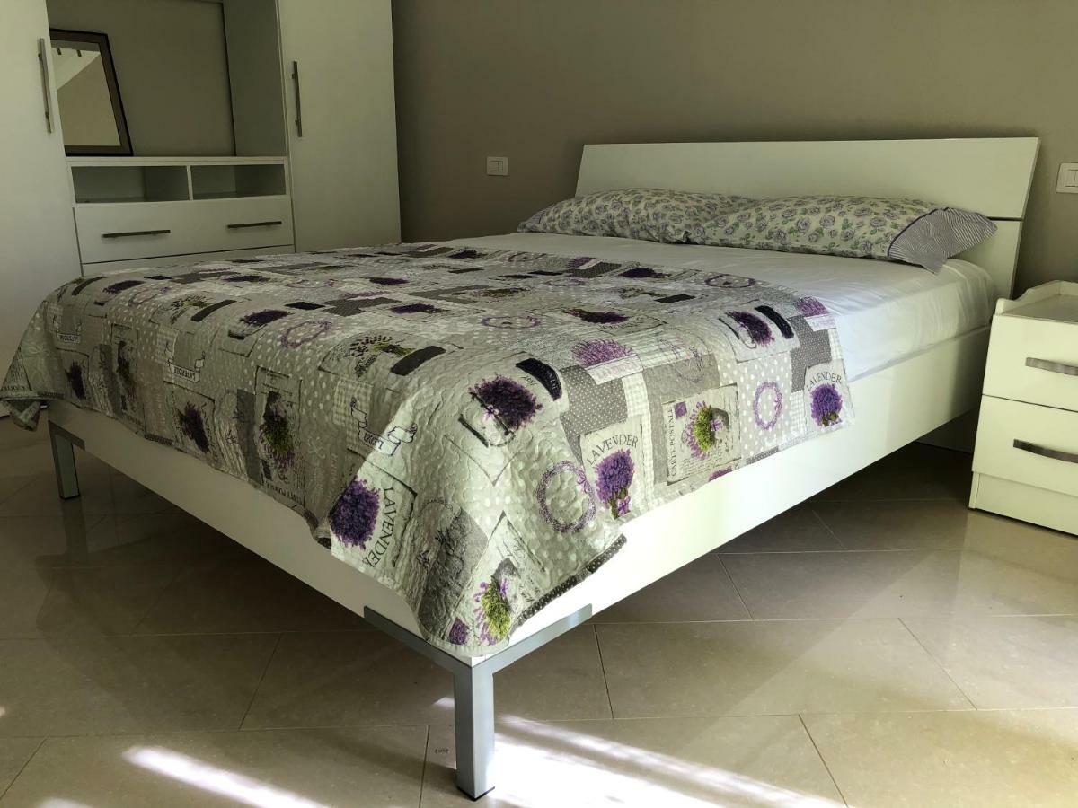Mali I Robit Beachfront Apartment 골렘 외부 사진
