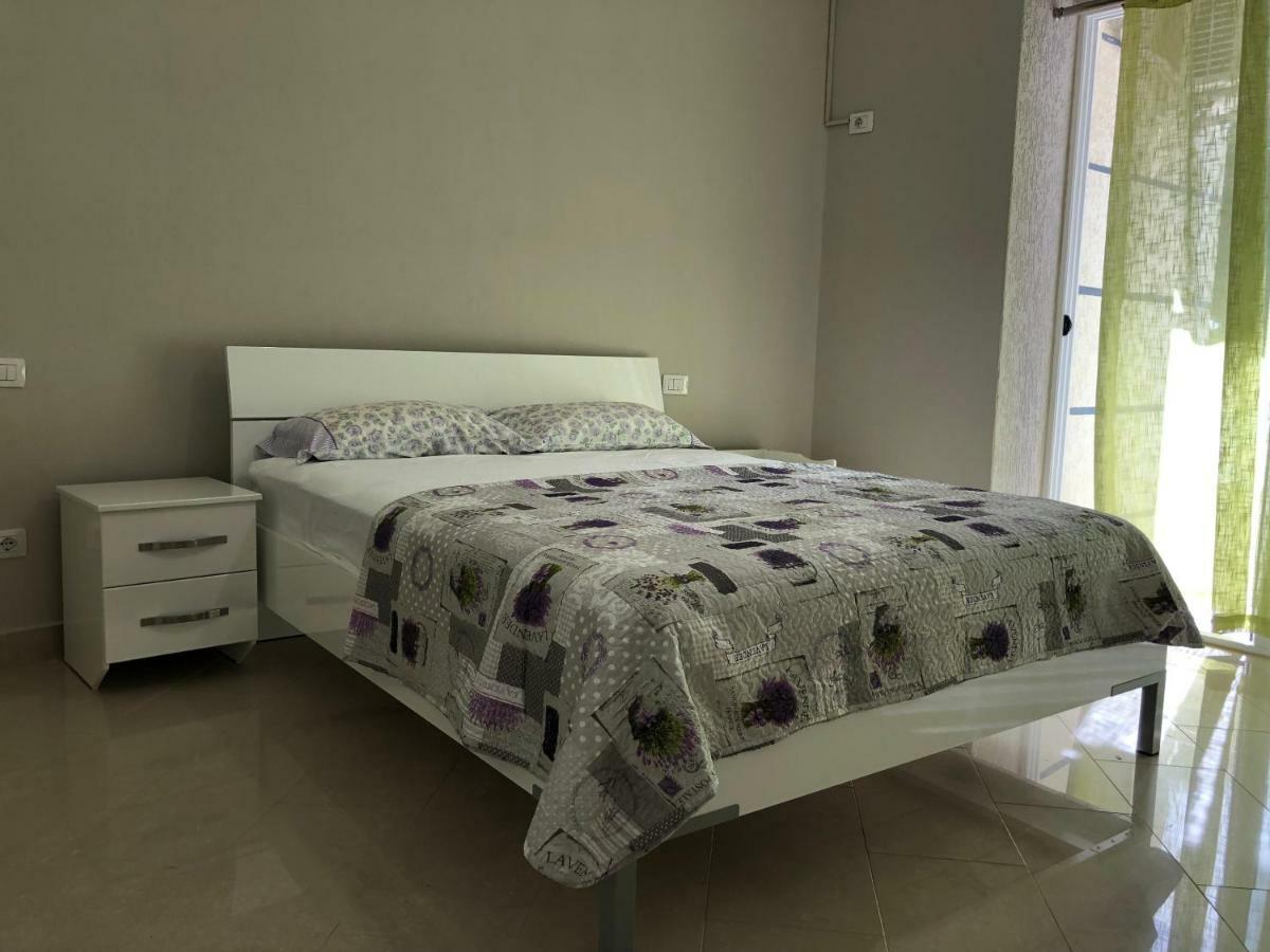 Mali I Robit Beachfront Apartment 골렘 외부 사진